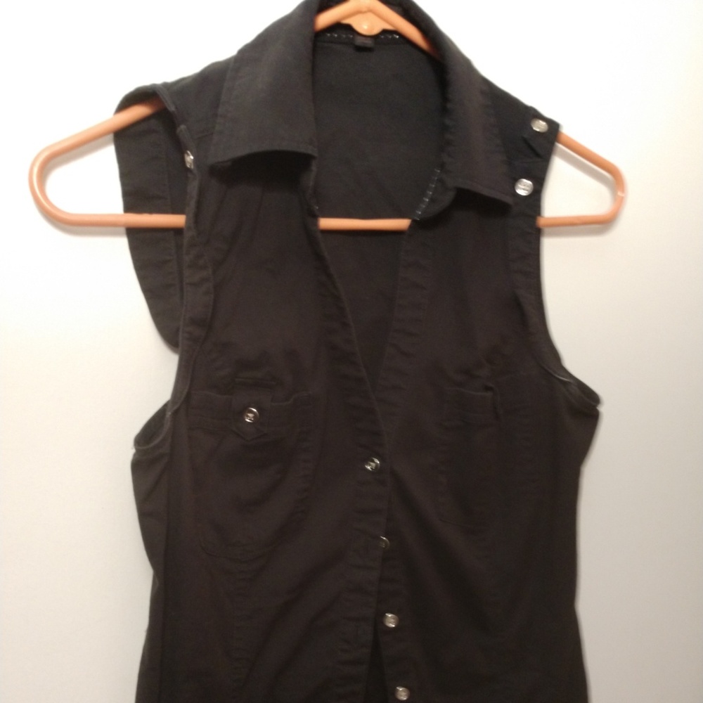 Express sleeveless button up